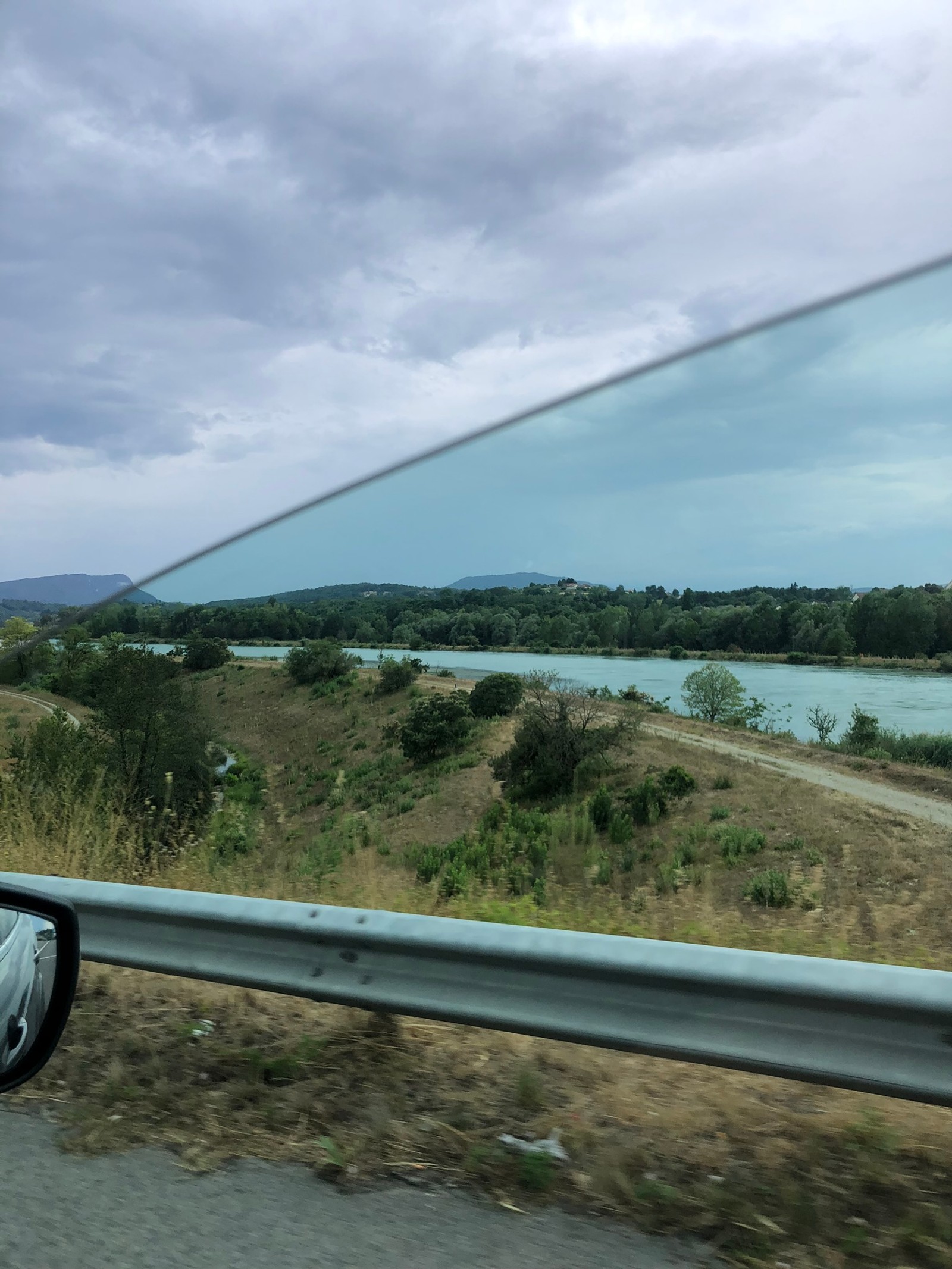 Vista aérea de um rio a partir da janela de um carro (estrada, rei, viagem de carro, corpo de água, natureza)