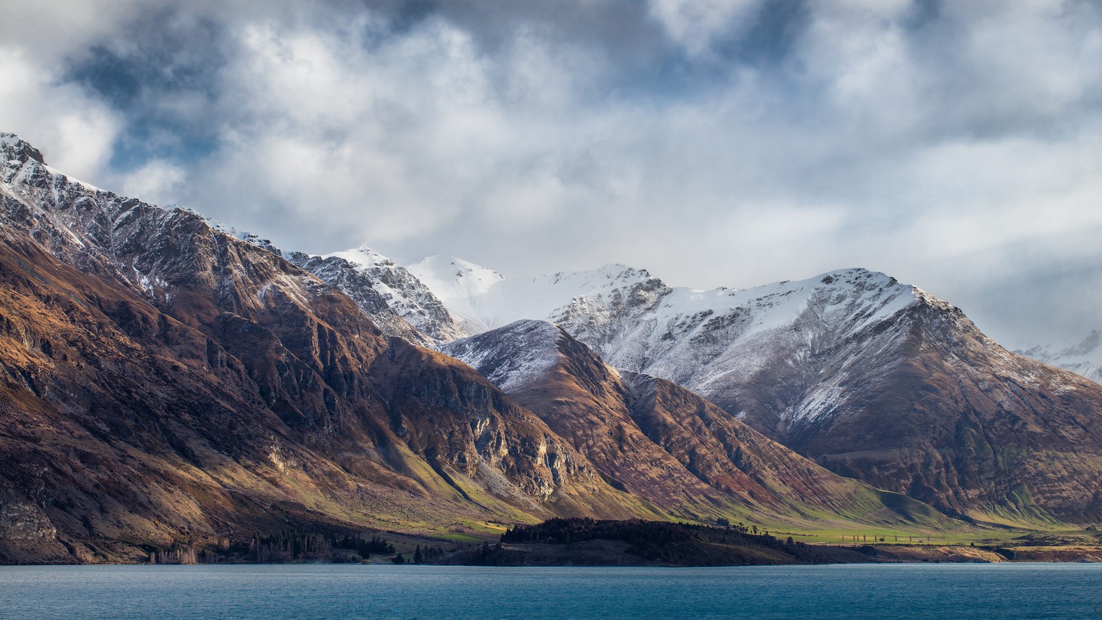 Uma vista de um lago com montanhas ao fundo (tablet, nuvem, água, montanha, neve)