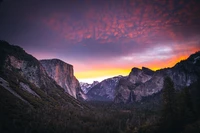 Majestätisches Yosemite-Tal bei Sonnenuntergang unter einem bunten Himmel