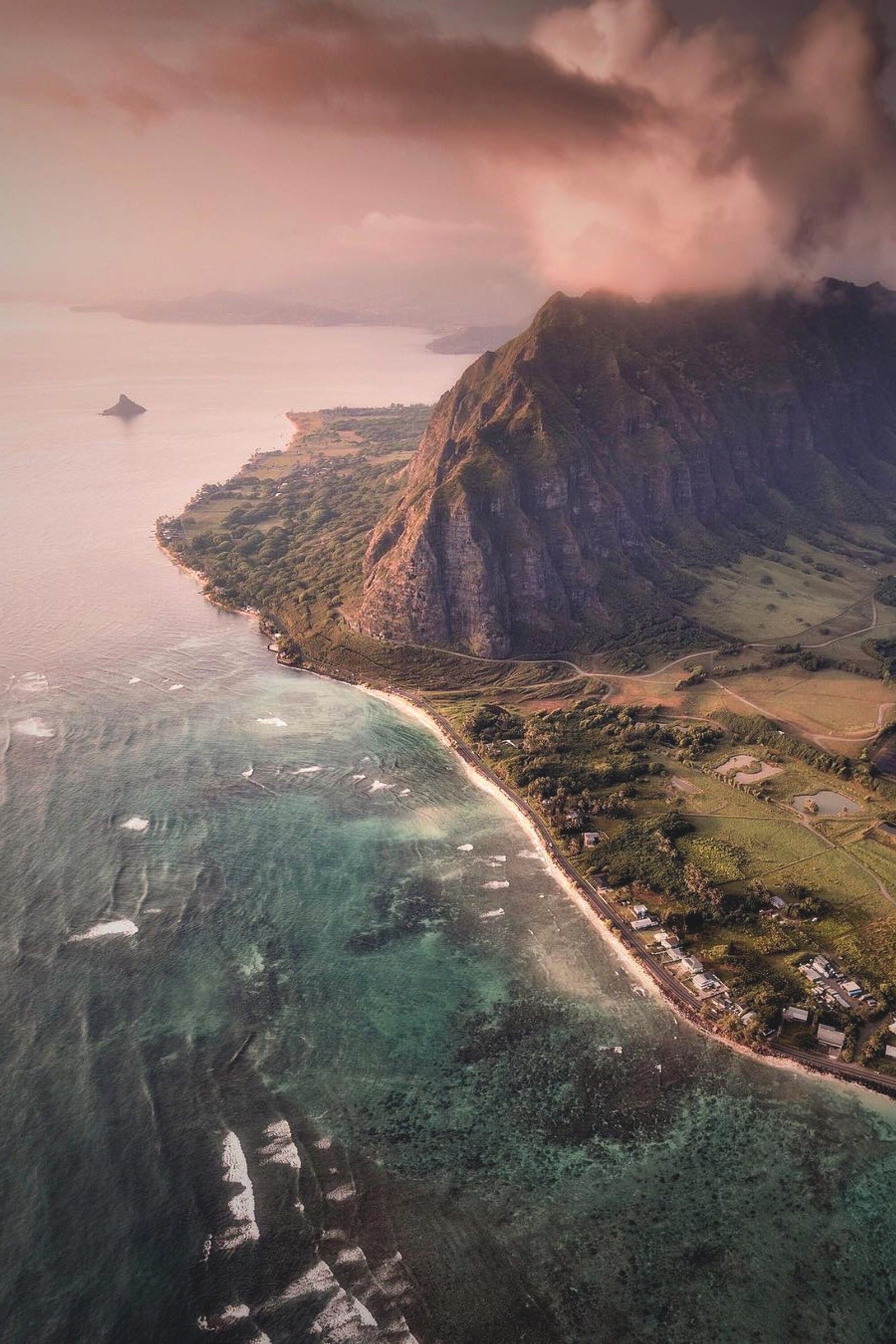 Vue aérienne d'une plage et de montagnes avec un plan d'eau (nuage, eau, atmosphère, ressources en eau, montagne)