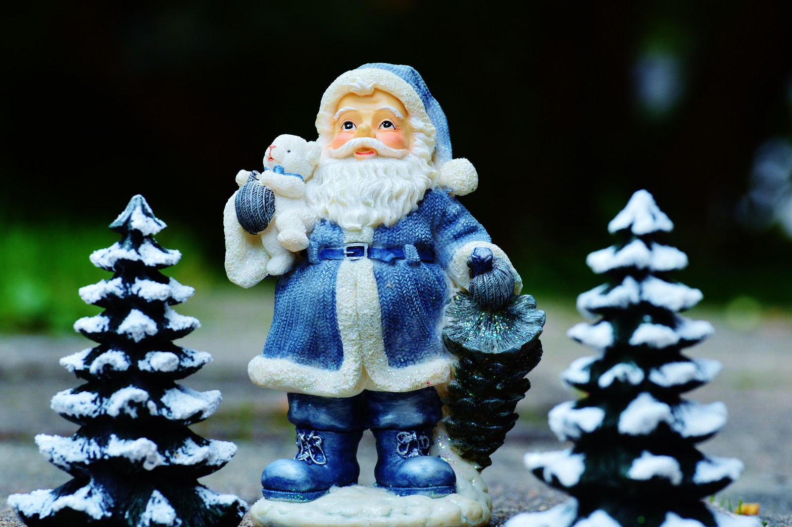 Eine kleine statue von santa claus, die neben einem kleinen baum steht (weihnachtsmann, weihnachtstag, figur, weihnachten, gartenzwerg)