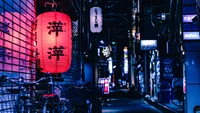 Paysage urbain néon : lanternes japonaises illuminent une ruelle urbaine