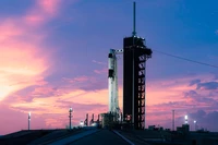 SpaceX Falcon 9 Старшип Готов к Запуску Против Сумеречного Неба