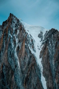 Majestätische schneebedeckte Gipfel der Alpen.