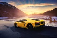 Lamborghini Aventador S: Ein auffälliger gelber Supersportwagen vor einem atemberaubenden Bergsunset.