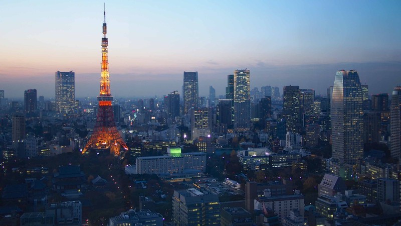 Панорамный вид на город в сумерках с высокой башней (токийская башня, tokyo tower, башня, городской пейзаж, город)