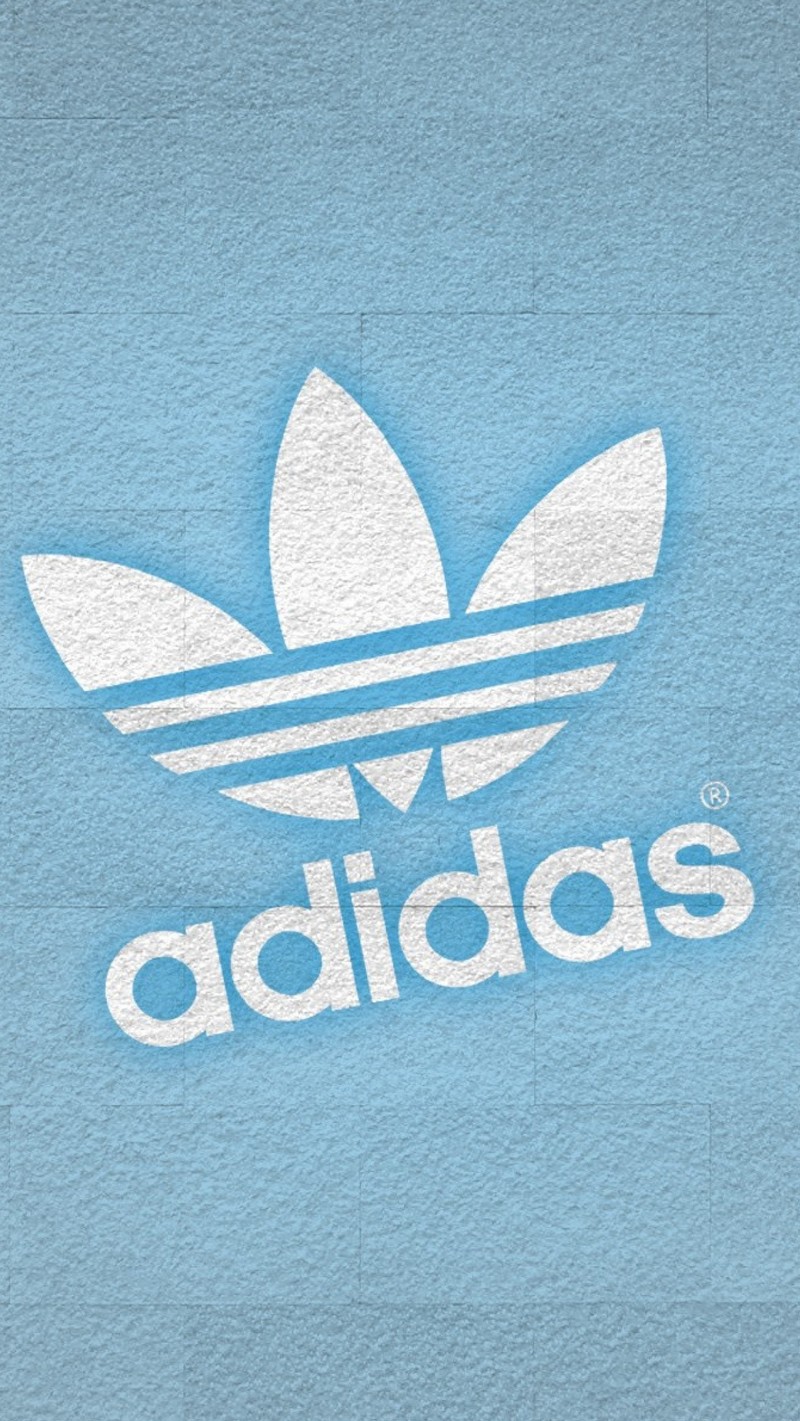 Логотип adidas на синей стене с белым фоном (синий, логотип, спорт)