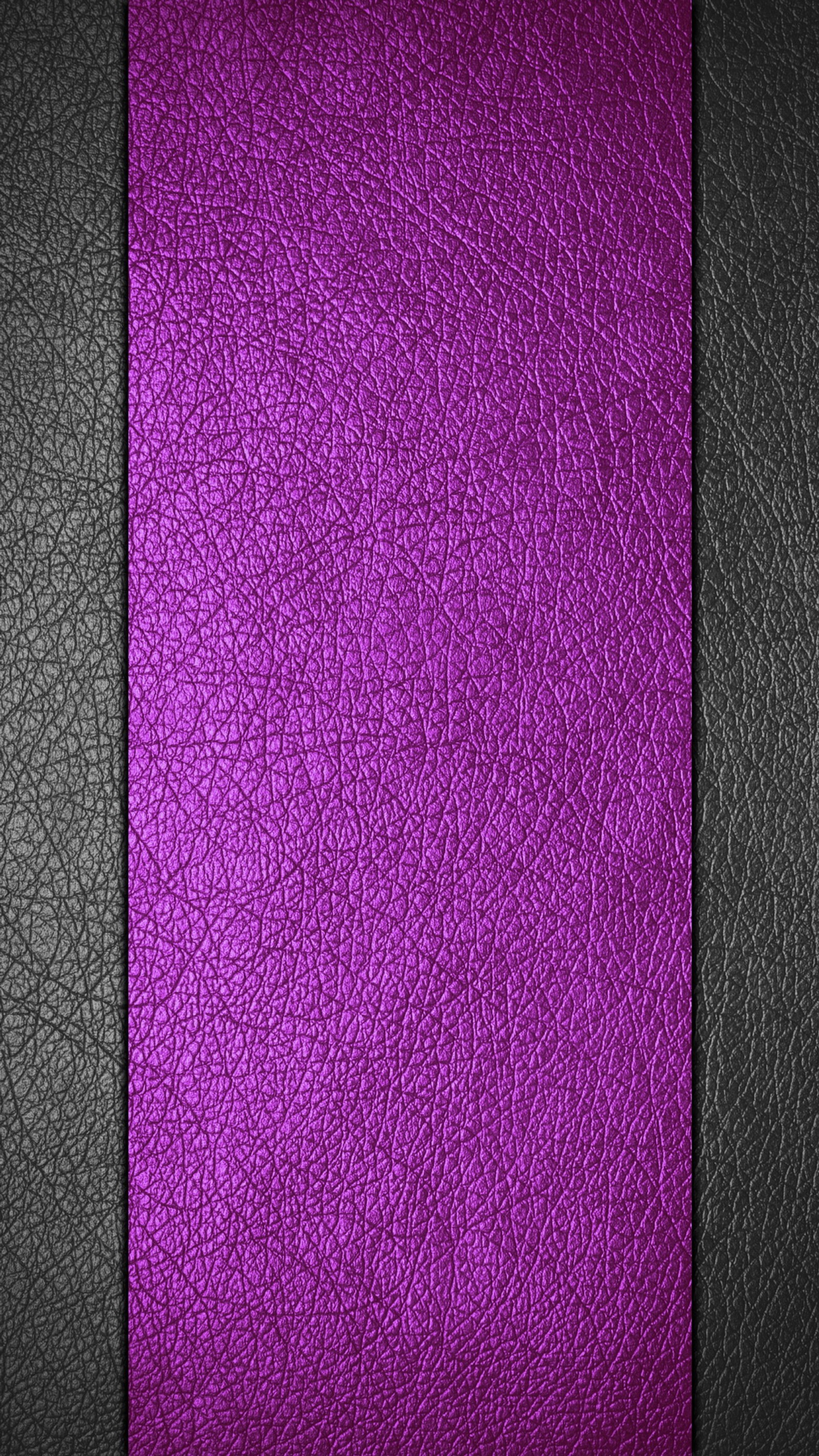 Un fond en cuir violet et noir avec une bande métallique (abstrait, coloré, design, tissu, cuir)