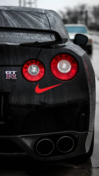 Nissan GT-R R35 con marca Nike en un entorno lluvioso