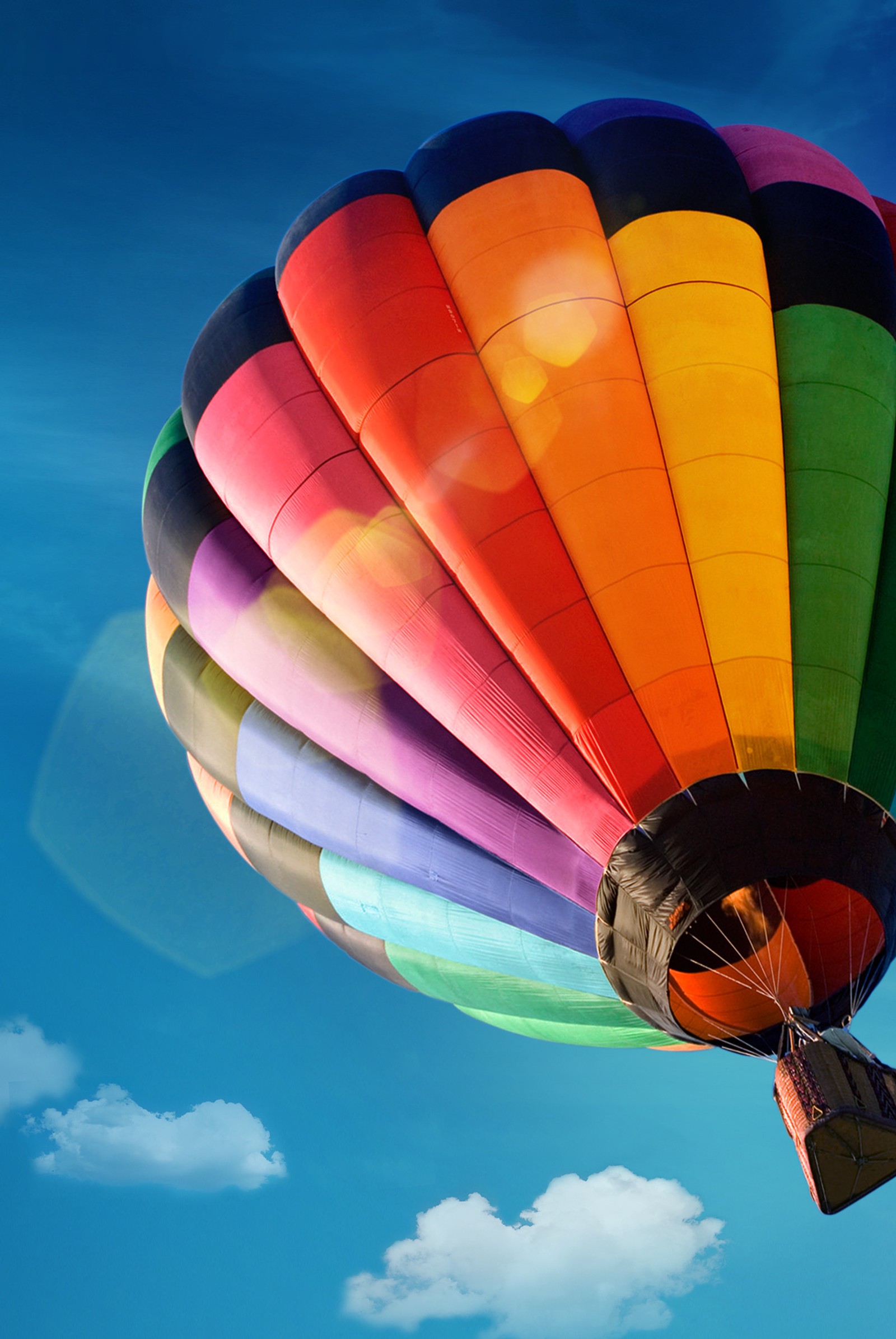 Montgolfière aux couleurs vives volant dans le ciel bleu avec des nuages (2013, air, ballon, hd, nouveau)