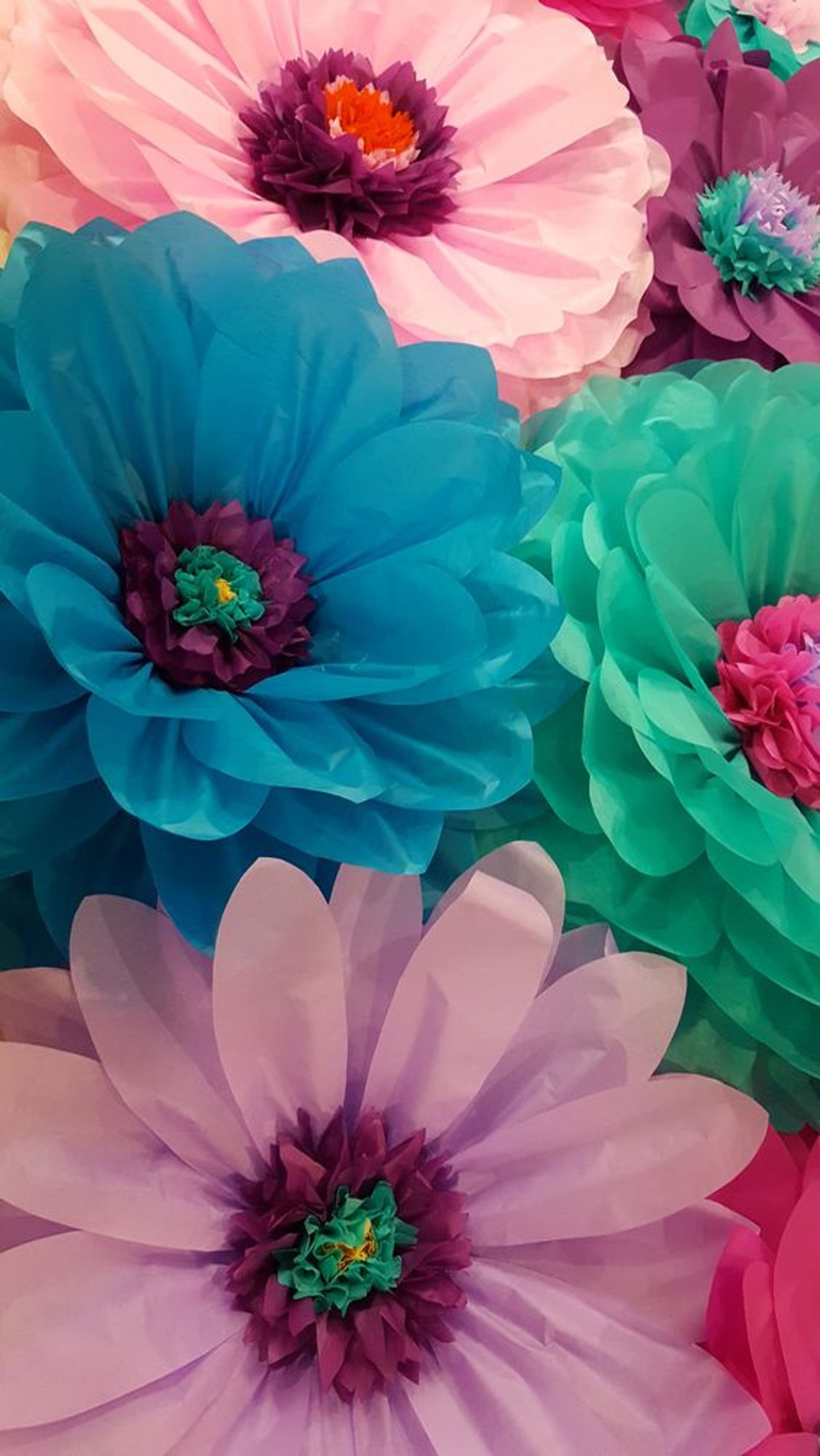 Flores de papel coloridas estão arranjadas em um buquê (flores, amor, fofo)