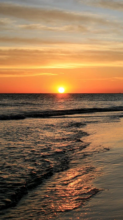 Sereno atardecer sobre tranquilas olas de playa