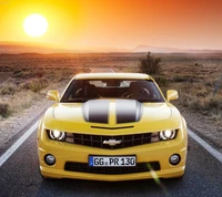 Chevrolet Camaro jaune au coucher de soleil dans le désert