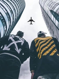 Urbaner Stil unter einem Flugzeug: Off-White und roter Swag