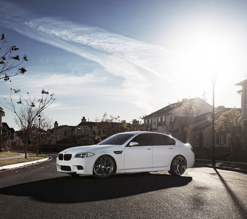 Арафед белый bmw, припаркованный на улице перед домом (bmw, машина)