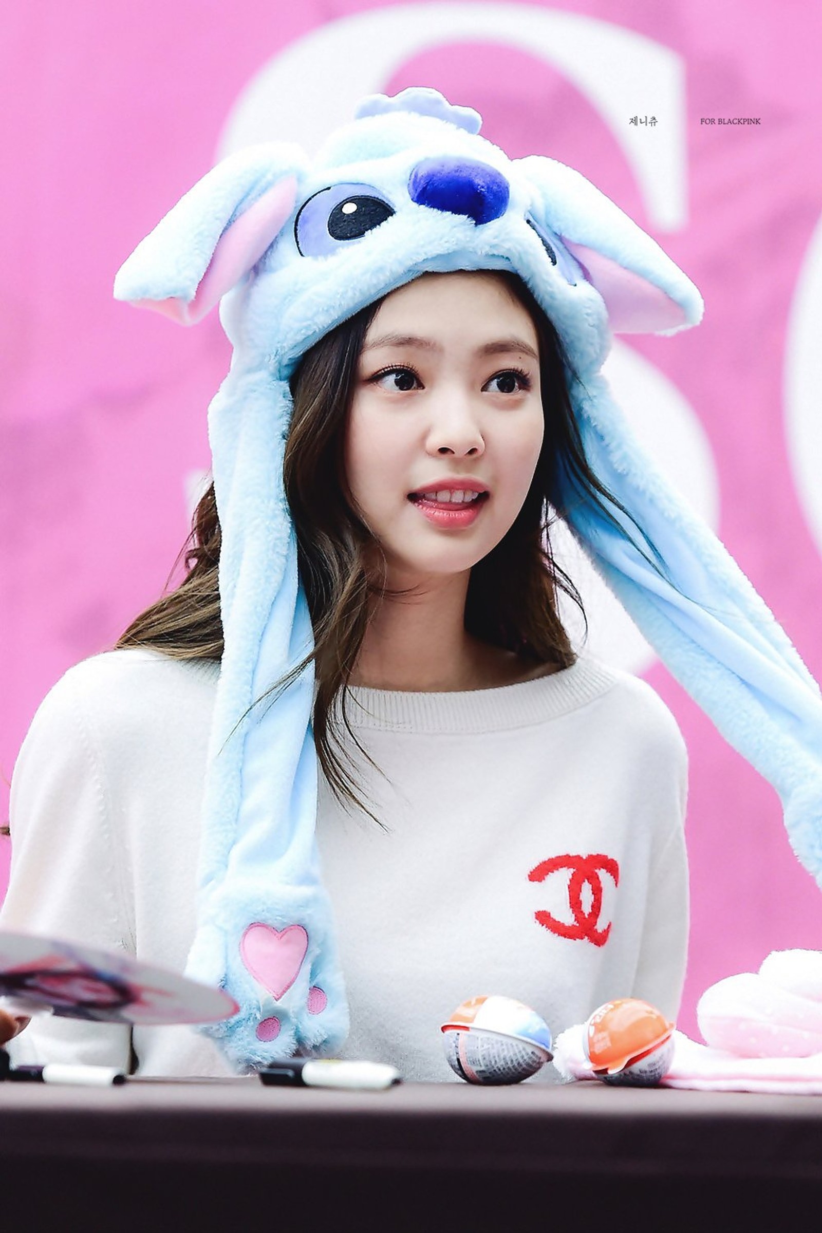 Ein giraffe mit einem blauen hut, einer blauen nase und ohren (kim jennie)