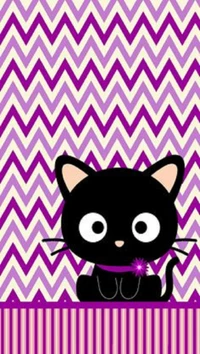 Gato preto de desenho animado fofo com grandes olhos, sentado contra um fundo com padrão de zigue-zague em roxo e rosa.