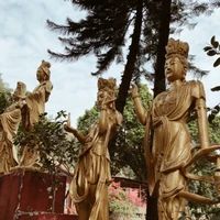 Klassische Stein- und Metallskulpturen von Gottheiten in einem Tempel in Hongkong