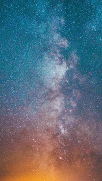 Via Láctea iluminada por estrelas sobre uma paisagem tranquila