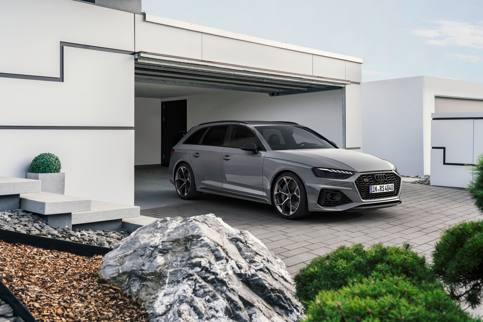 Ein grauer audi rs4 steht vor einem weißen haus (audi rs 4 avant competition, 2022, 5k, autos, 4k hintergrund)