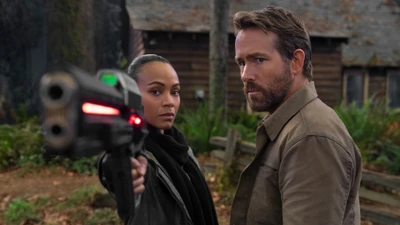 Ryan Reynolds y Zoe Saldana en un momento tenso de "El Proyecto Adam" (2022).