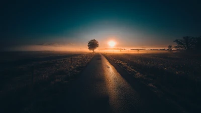 Lever de soleil serein sur une route de campagne en Suède