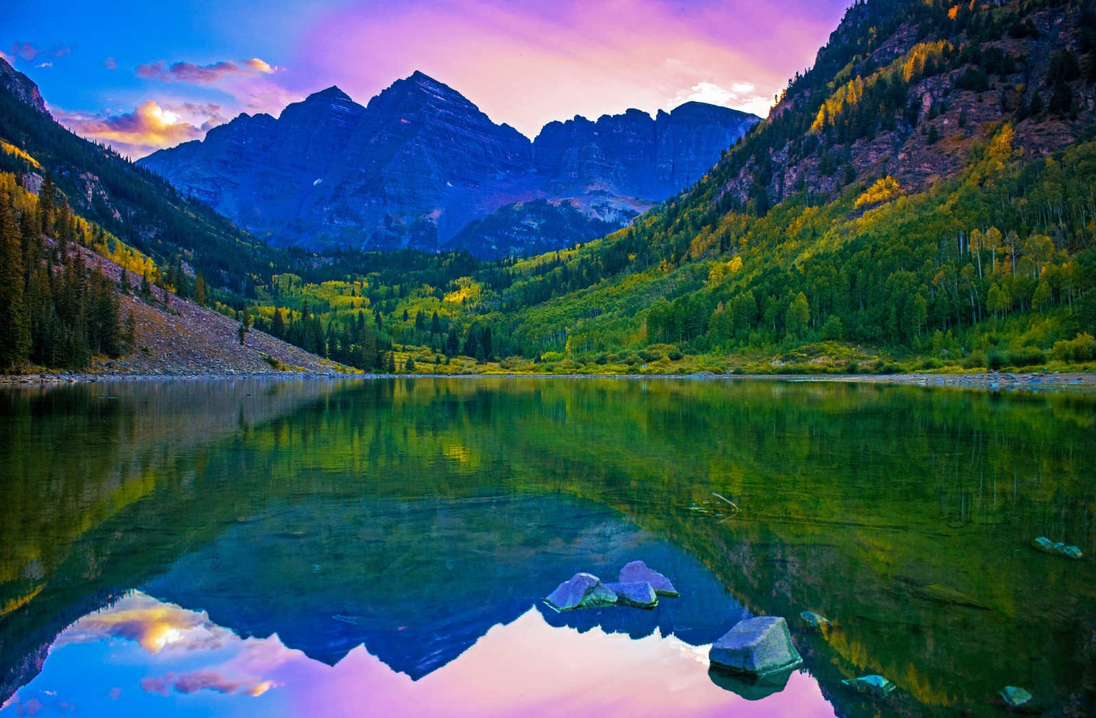 Baixar papel de parede montanhas rochosas, lago, árvores verdes, reflexo, céu roxo