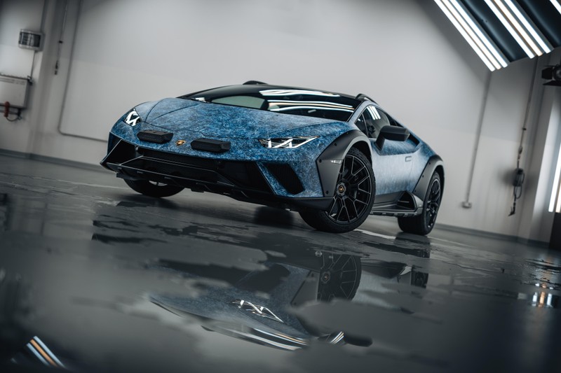 Близкий план синего спортивного автомобиля в гараже (lamborghini huracán sterrato, lamborghini huracan sterrato, единичные автомобили, машины, обои 4k)