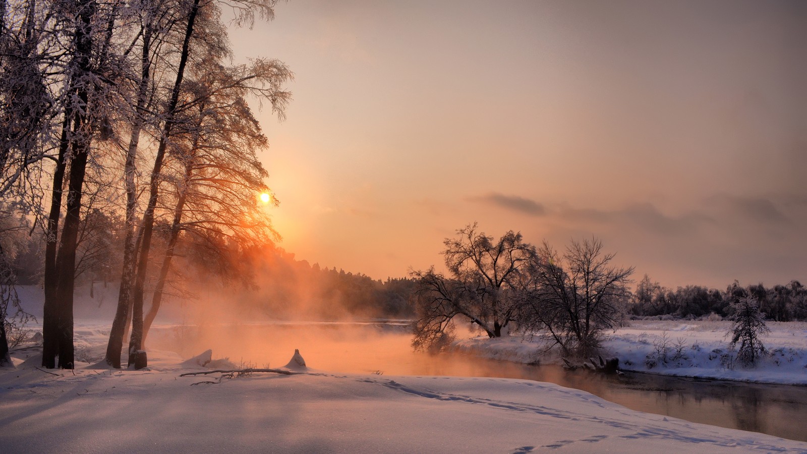 Vue aérienne d'une rivière en hiver avec de la neige au sol (lever de soleil, neige, coucher de soleil, hiver, nature)