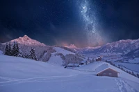 Noite de inverno estrelada sobre montanhas cobertas de neve