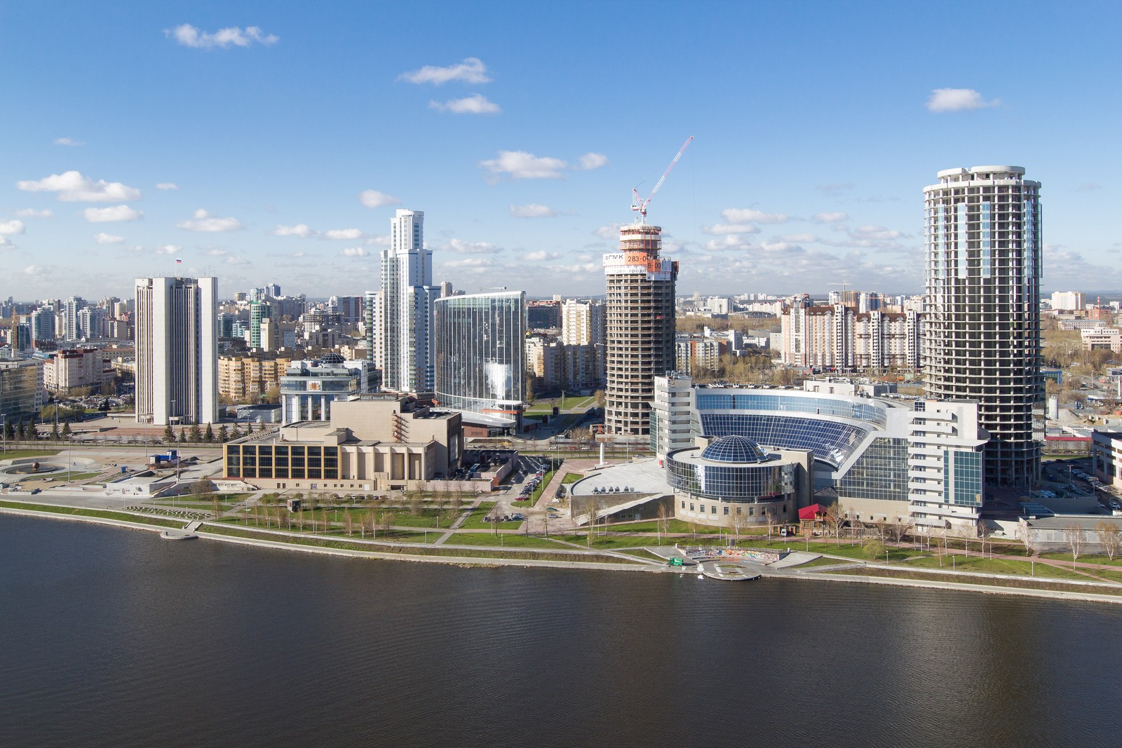 Vue d'une ville avec une rivière et un pont (ville, zone urbaine, paysage urbain, horizon, gratte ciel)