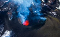 Vulkaneruption mit Rauch und Eisreflexion