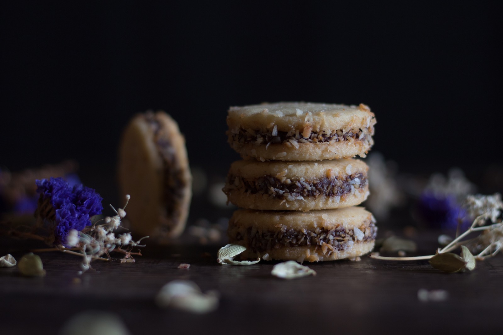 Hay tres galletas apiladas una sobre la otra en una mesa (postre, pastel, pastelería, horneado, galleta)