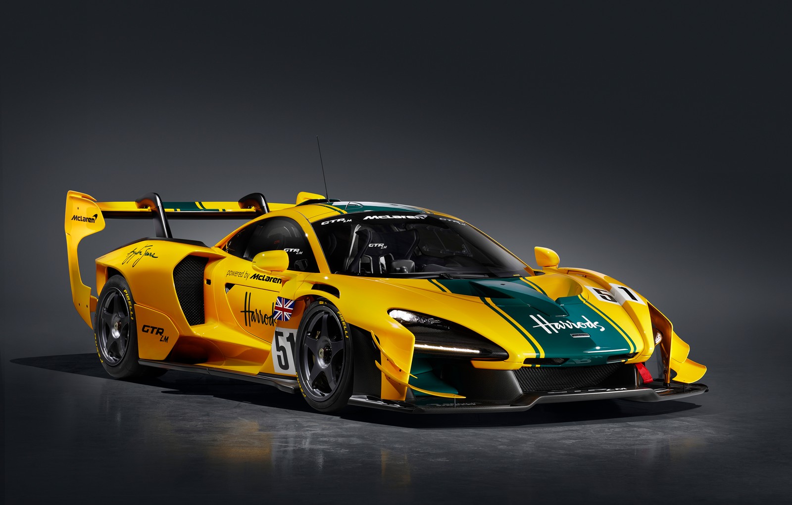 Um carro de corrida amarelo e verde em uma superfície escura (mclaren senna gtr lm, carro harrods, 5k, 2020, carros)