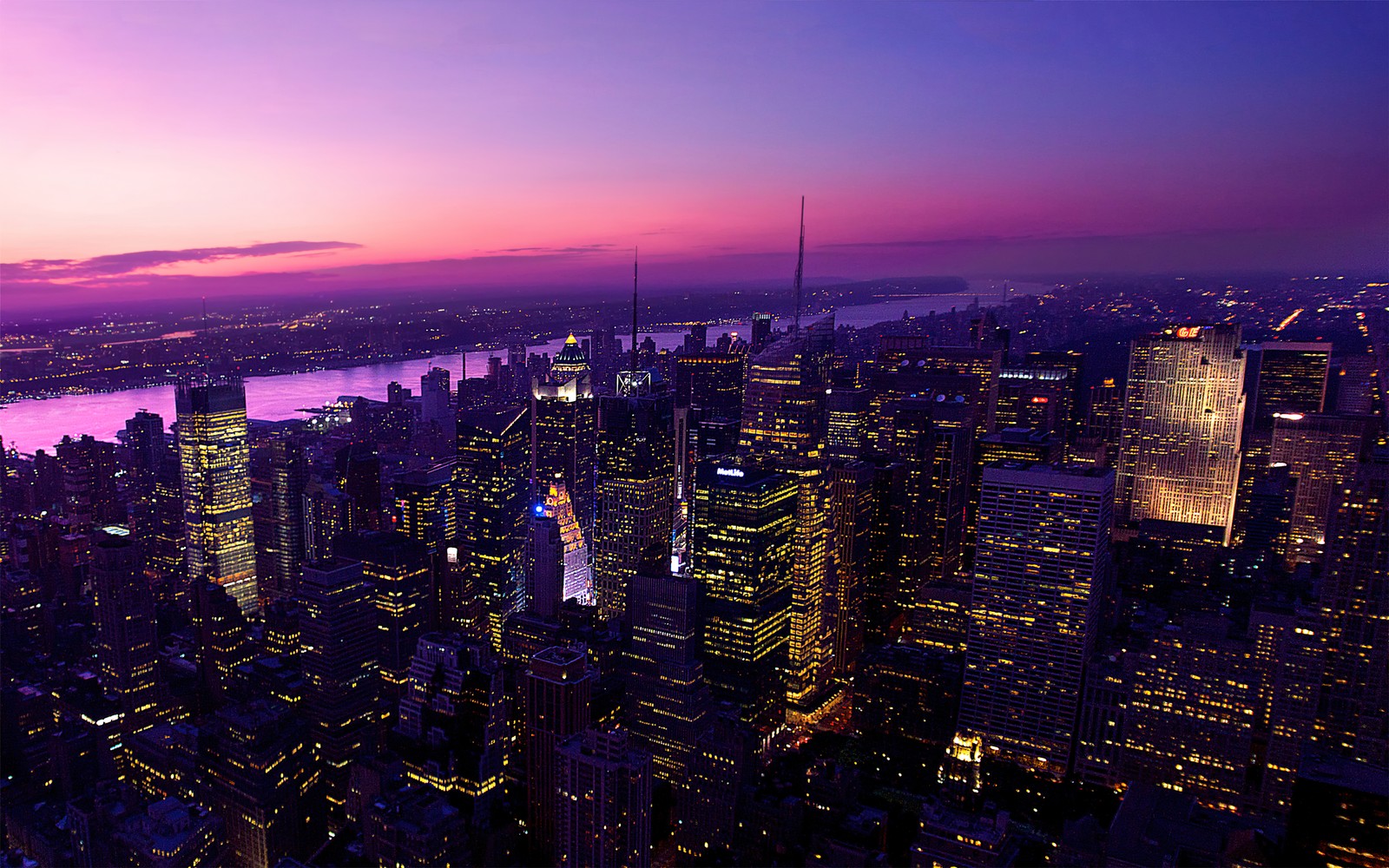 Uma vista de uma cidade à noite com um céu roxo (nova york, new york city, estética, crepúsculo, anoitecer)