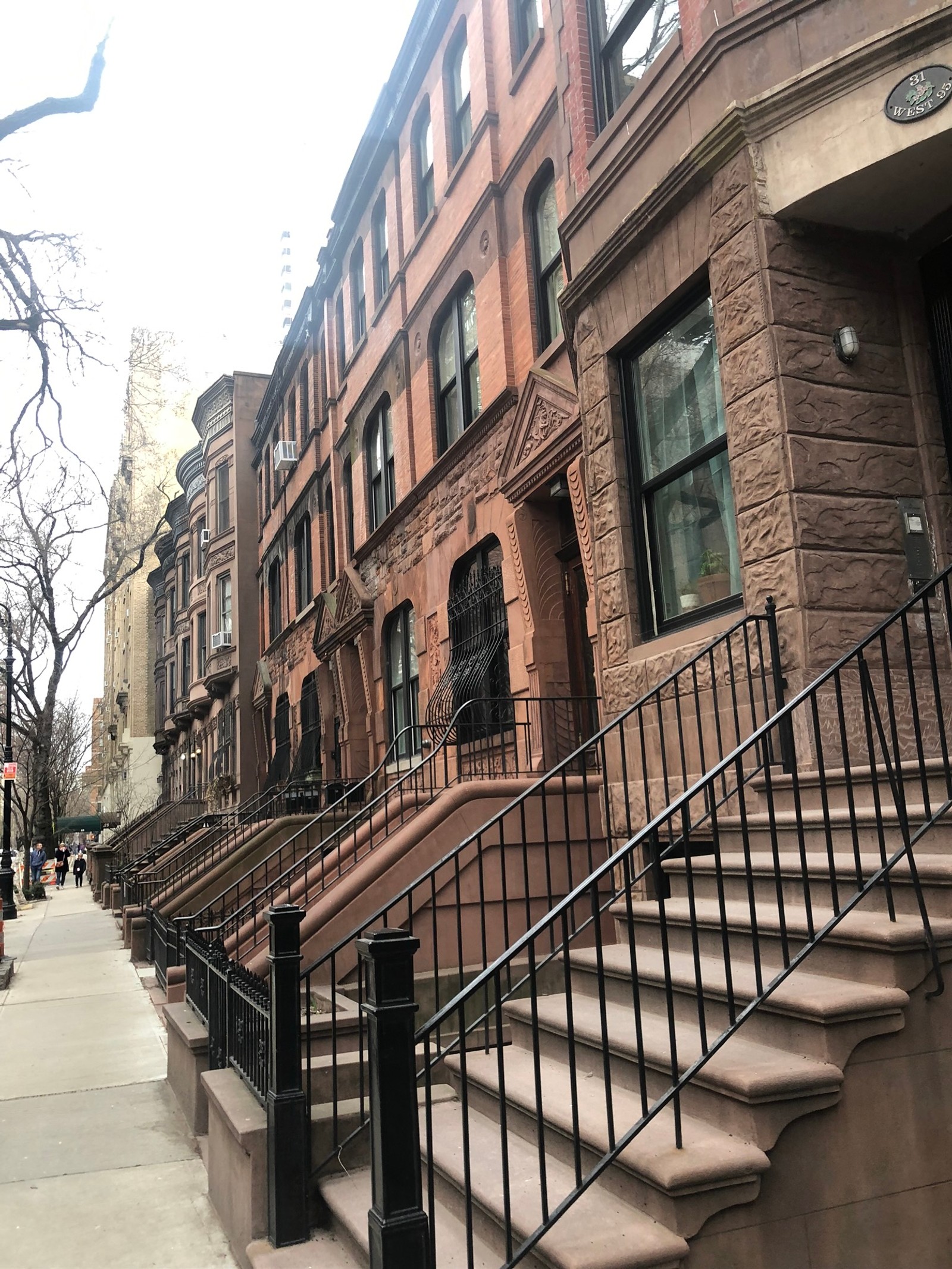 Vista aérea de um prédio de tijolos com escadas e corrimãos em uma rua da cidade (nova york, new york city, marco, escada, janela)