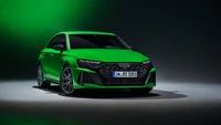 2024 Audi RS 3 Sportback in auffälligem Grün mit dynamischer Beleuchtung