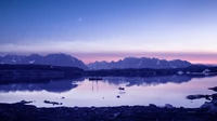 Reflexão Serena do Crepúsculo em um Lago de Montanha