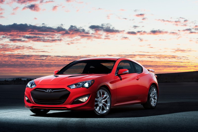 Hyundai genesis coupe 2013 показан на закатной фотографии (спортивный автомобиль, машина, переворот, красный, хендэ)