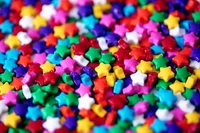 Doces em forma de estrela coloridos em tons de arco-íris