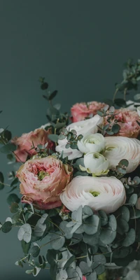 Elegantes rosas híbridas em rosa e branco em um exuberante buquê verde