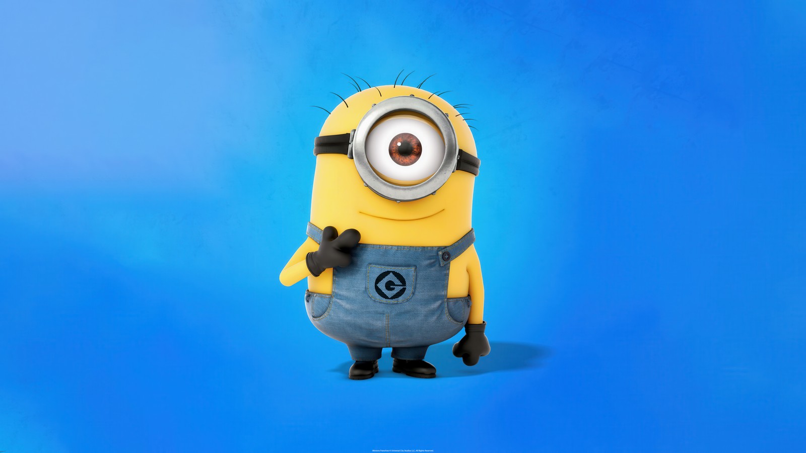 Un pequeño juguete amarillo y gris de pie sobre un fondo azul (minion, fondo azul, 5k, 8k, mi villano favorito)