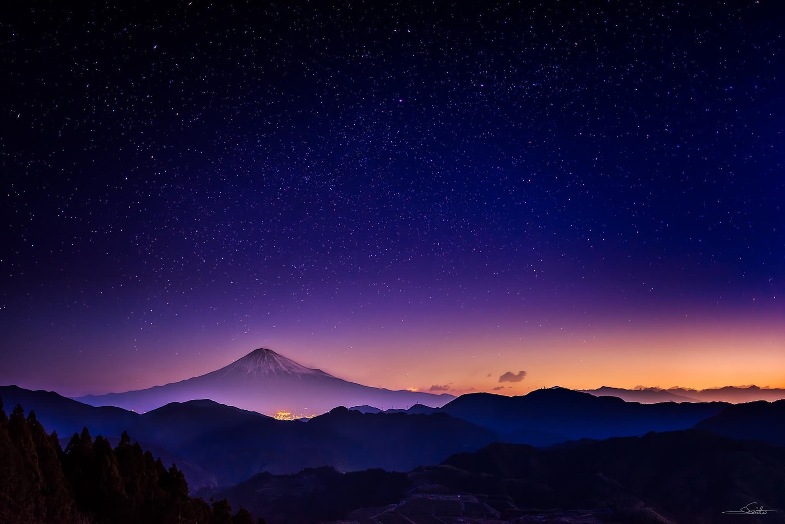 Une chaîne de montagnes avec un ciel étoilé et une montagne au loin (coucher de soleil, ciel nocturne, étoile, nuit, nature)