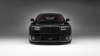 Sleek y majestuoso Rolls Royce Ghost contra un fondo minimalista