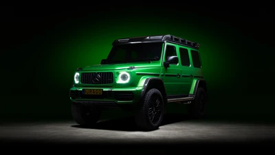 Mercedes AMG G 63 в ярко-зеленом цвете под драматическим освещением.