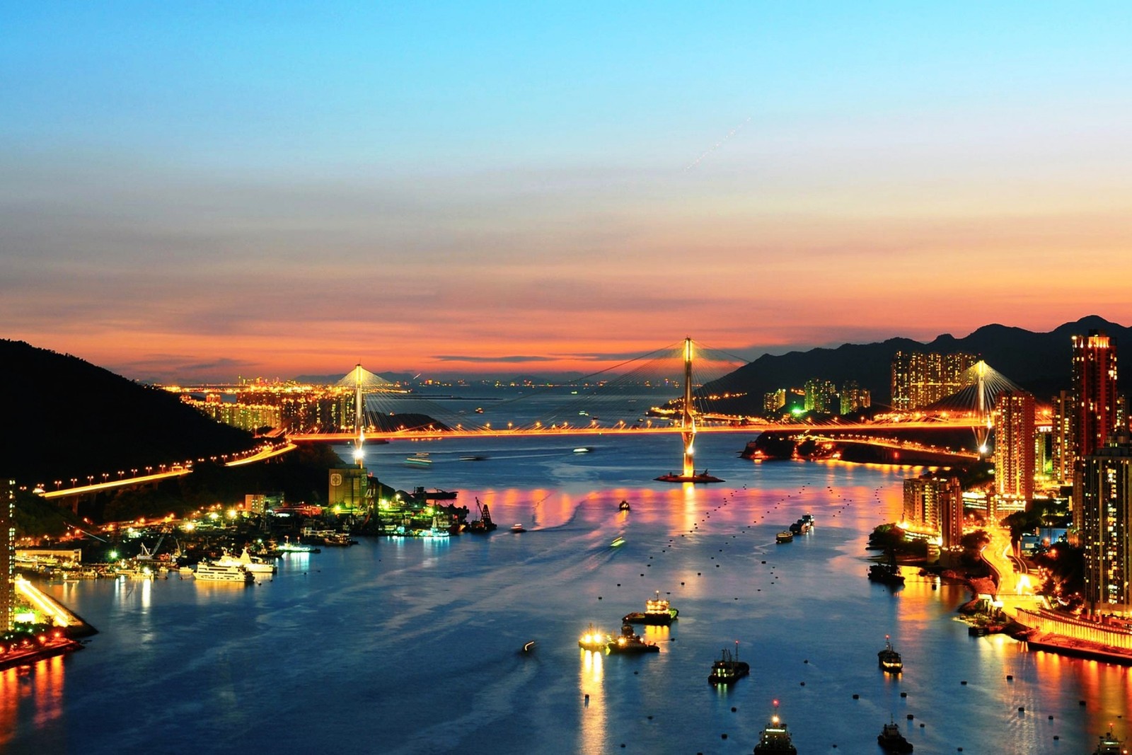 Uma vista da cidade à noite com uma ponte e barcos (san francisco, flúmen, anoitecer, reflexo, cidade)