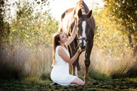 Conexión alegre entre una niña y un caballo en la naturaleza