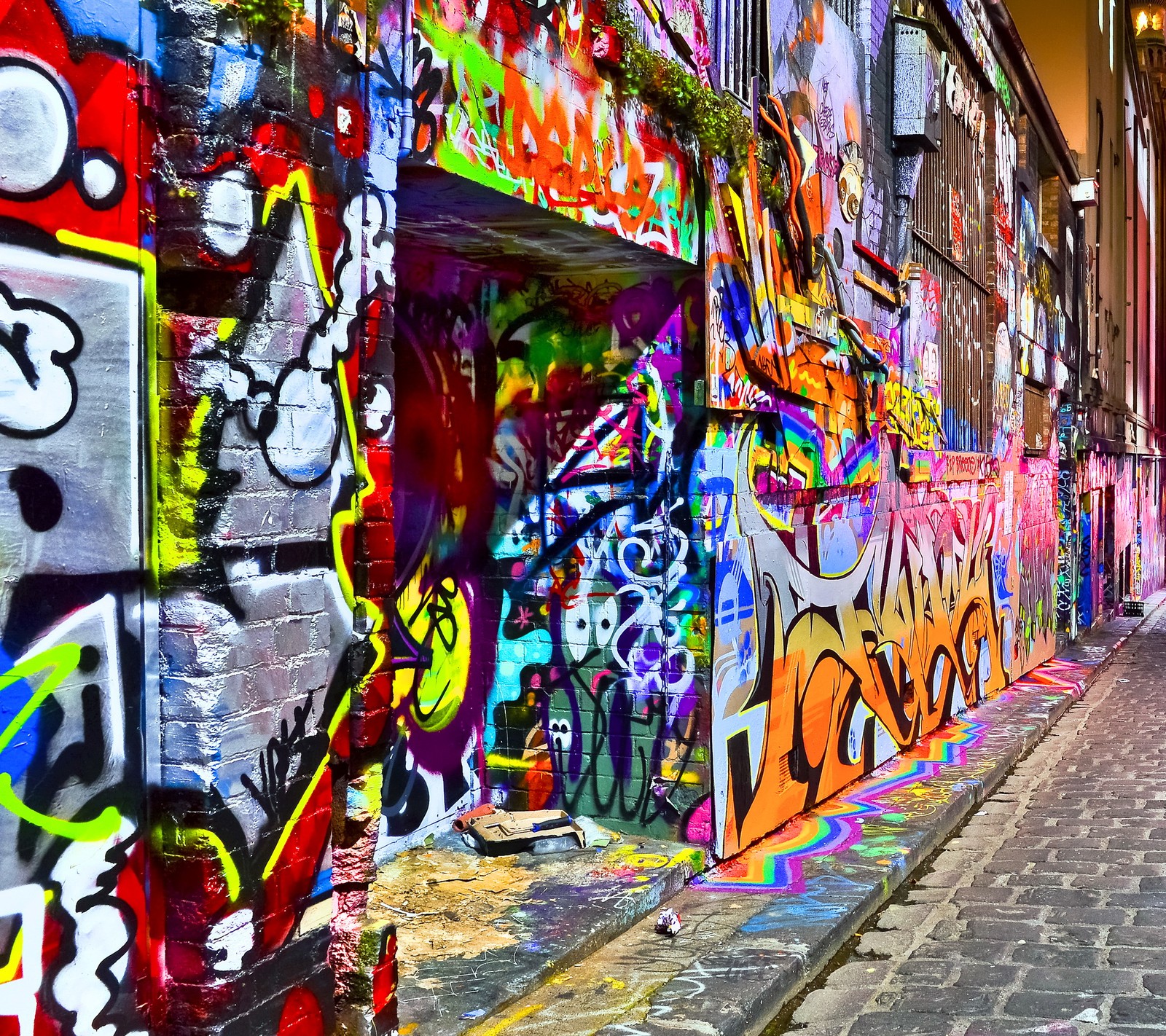 Ruelle couverte de graffiti avec un hydrant et un mur en briques (art, graffiti, nature, rue, mur)