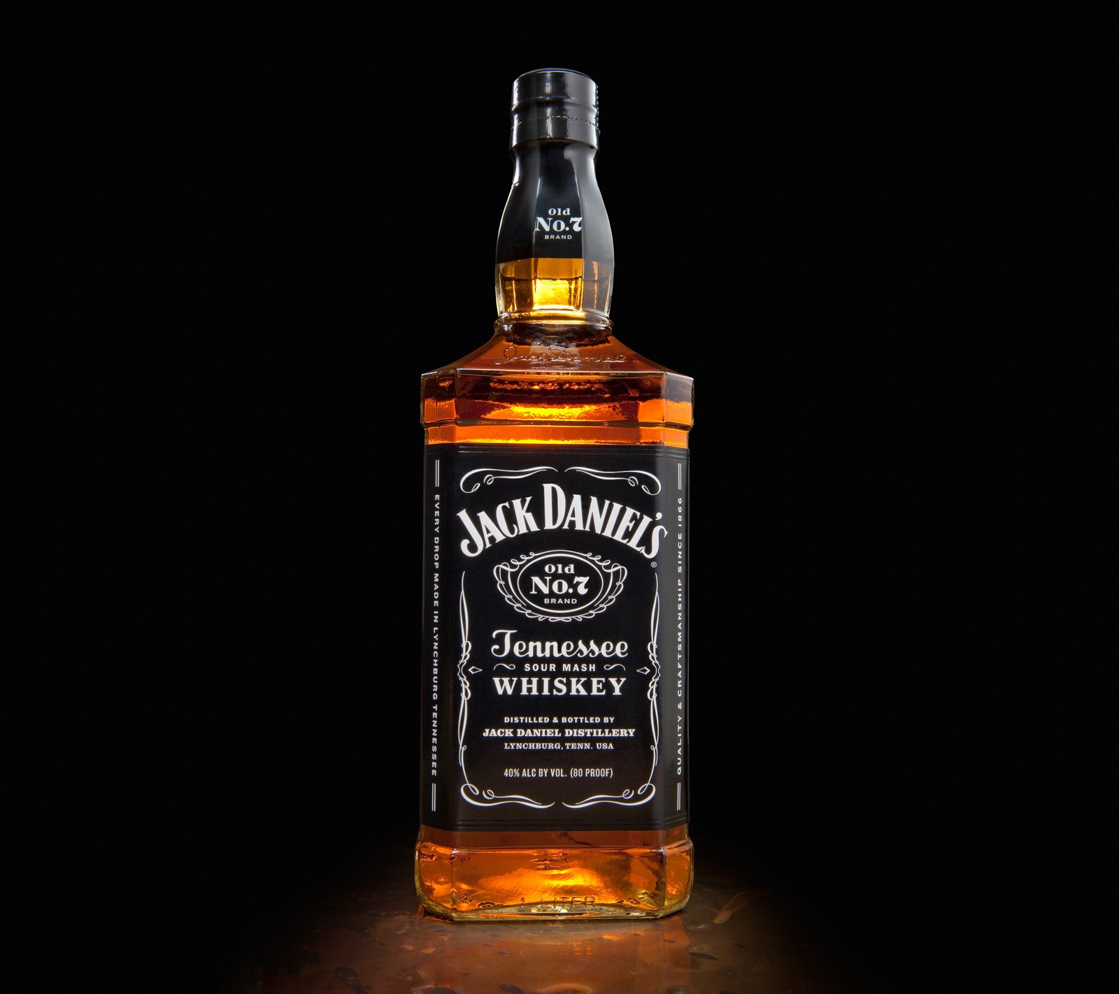 Um close em uma garrafa de uísque jack daniels tennessee (álcool, garrafa, bebida, vidro, jack)