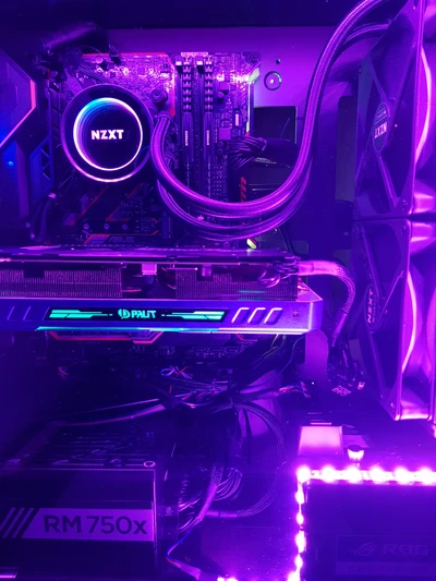 Potente escritorio de juegos con impresionante estética RGB